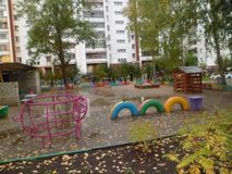 прошла осень по дорожкам